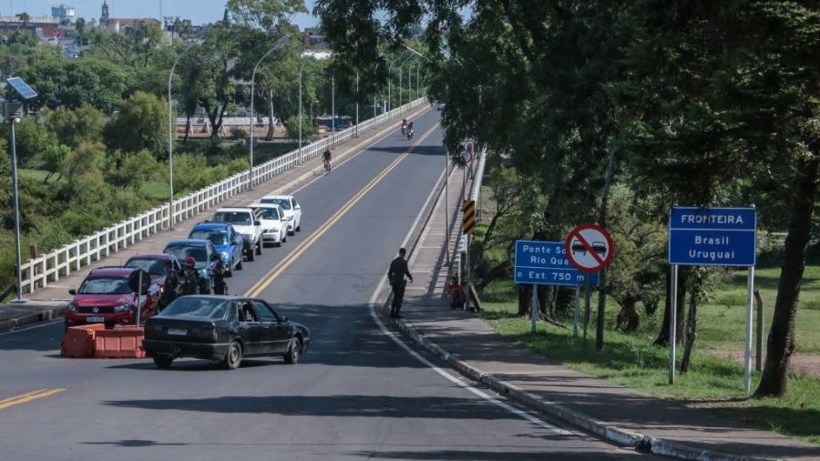 24.mar.2020 - Exército brasileiro controla movimento na Ponte Internacional da Concórdia, que marca a fronteira com o Uruguai - Daniel Badra/Getty Images