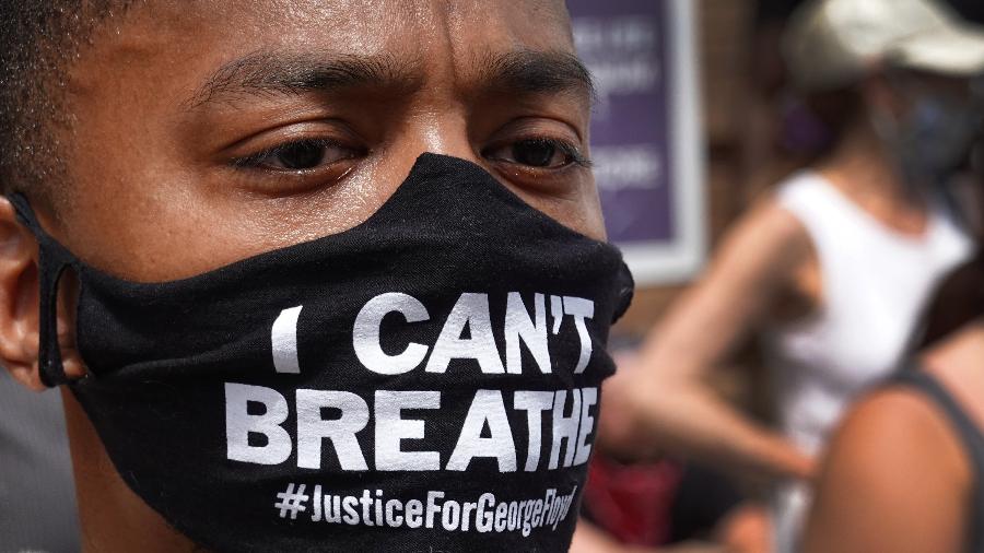 Máscara de proteção à covid-19 com as palavras "eu não posso respirar", repetida por George Floyd antes de morrer - Getty Images