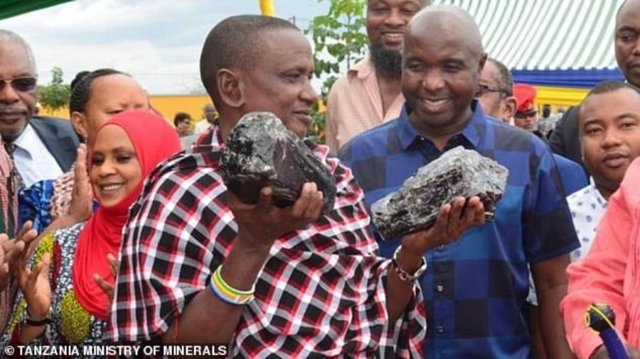 Saniniu Laizer mostra as pedras de tanzanita que encontrou em seu trabalho de mineração e que o tornaram um milionário - Divulgação/Tanzanian Ministry os Minerals