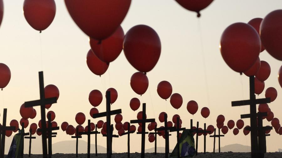 Balões e cruzes em Copacabana, no Rio, lembram as 100 mil mortes pelo novo coronavírus no Brasil - Ricardo Moraes/Reuters