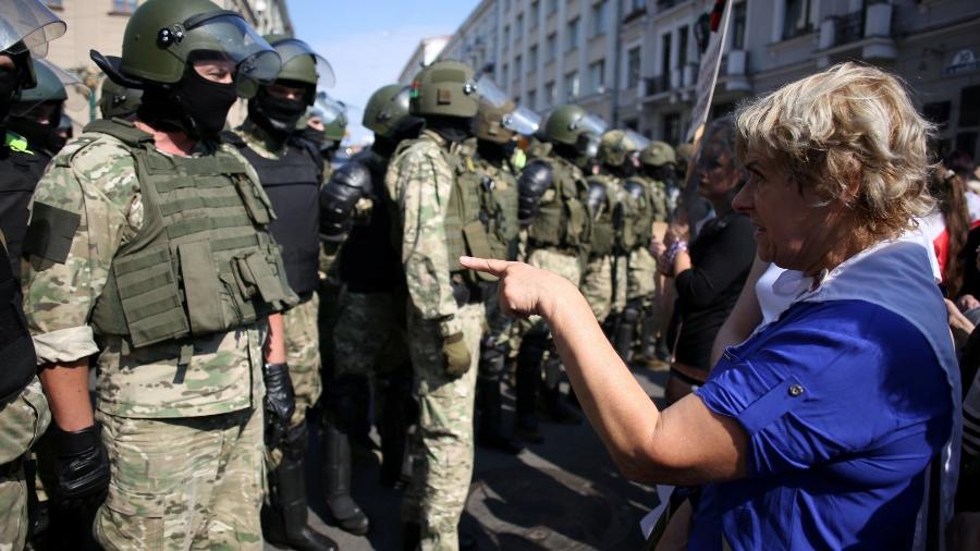Policiais bloqueiam um protesto de opositores do governo de Belarus em Minsk - TUT.BY/REUTERS