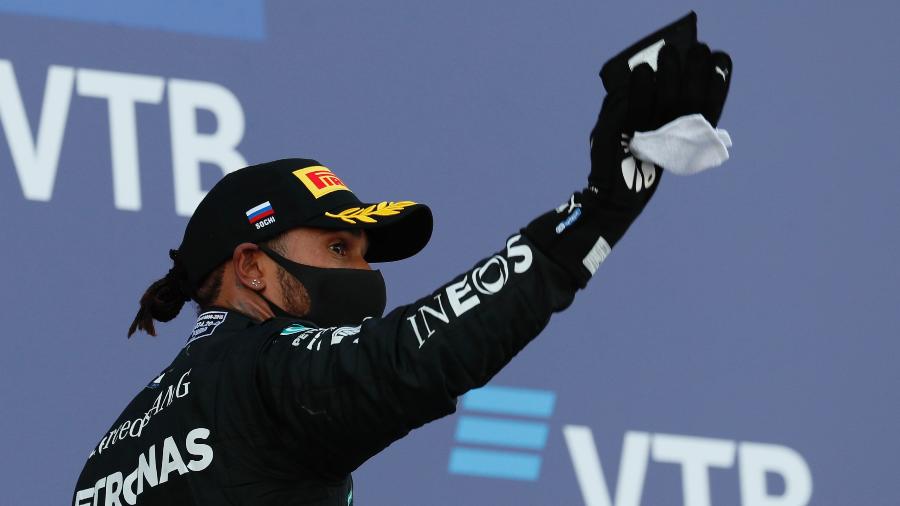 Lewis Hamilton, da Mercedes, comemora terceira posição no pódio após corrida na Rússia - YURI KOCHETKOV