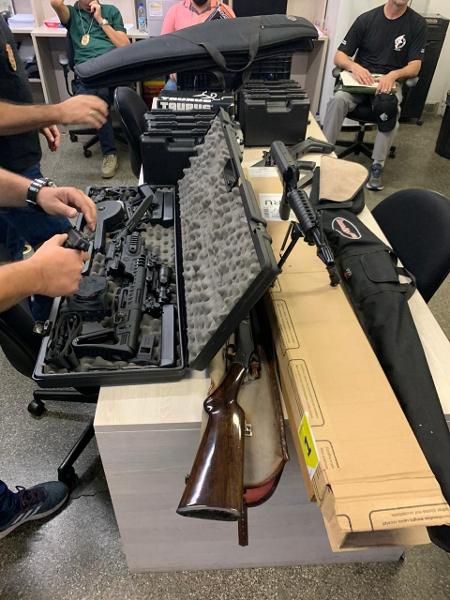 Conjunto de armas apreendidas em Americana, no interior de SP, no ano passado; equipamentos comprados legalmente podem ir para o crime, alertam pesquisadores - Divulgação/Deic