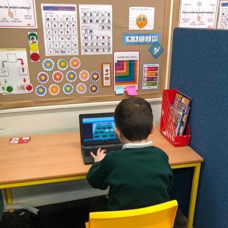 Criança de escola em Hull, na Inglaterra, receberam vídeo com conteúdo sexual por engano - Divulgação/Ings Primary School