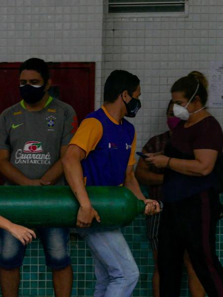 14.jan.2021 - Familiares de pacientes levam cilindro de oxigênio para o Hospital e Pronto-Socorro 28 de agosto, em Manaus - Sandro Pereira/Fotoarena/Estadão Conteúdo