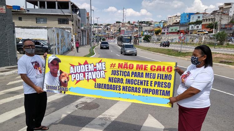 O pai e a mãe de Lennon pedem a liberdade do filho preso em Piraporinha, na zona sul de São Paulo - Marcelo Oliveira/UOL - Marcelo Oliveira/UOL