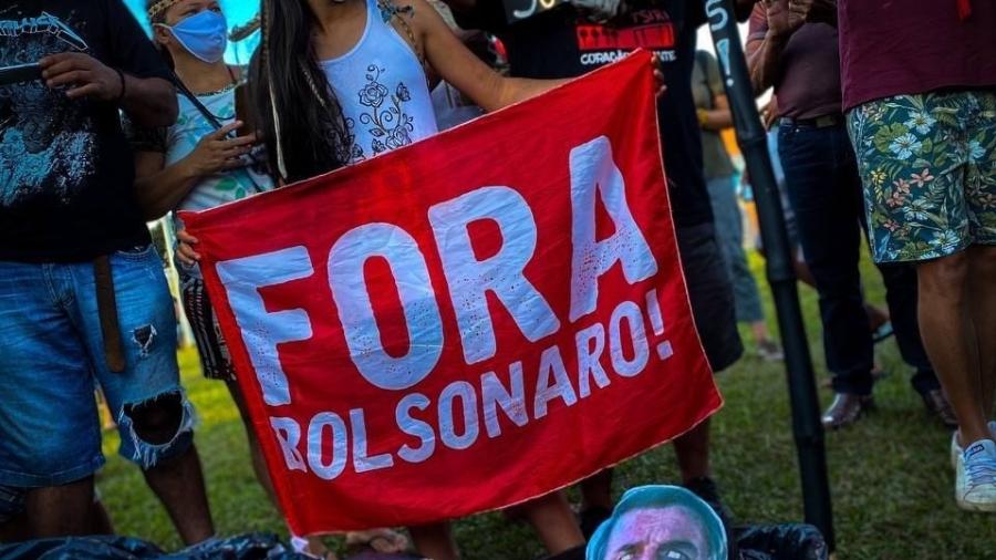 Indígenas fazem "enterro" de Bolsonaro no gramado do Congresso Nacional - Reprodução/Twitter/@ApibOficial