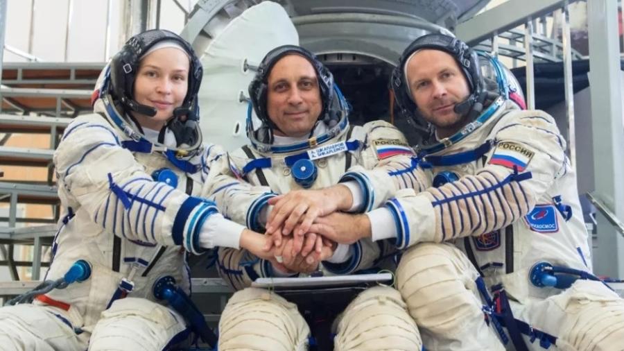 Atriz Yulia Peresild (esquerda), cosmonauta Anton Shkaplerov (meio) e diretor Klim Shipenko (direita) - Roscosmos/Twitter