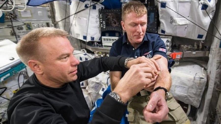 Astronauta britânico Tim Peake tirando amostra de sangue para ser estudado - Nasa