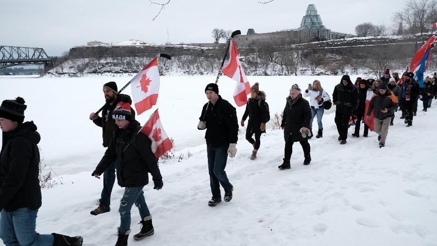 11.fev.2022 - Dezenas de caminhoneiros e seus apoiadores participam de uma marcha contra restrições sanitárias em Ottawa, Ontário, Canadá - Spencer Platt/Getty Images via AFP