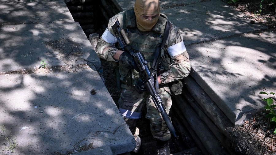 Soldado russo patrulha um ponto de defesa, capturado do exército ucraniano, fora da cidade de Schastia, na Ucrânia - Yuri Kadobnov/AFP