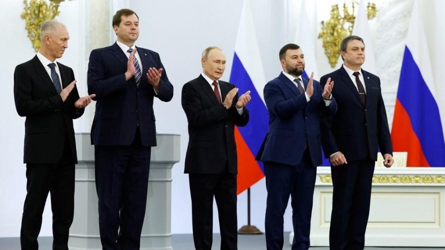 Vladimir Putin com líderes separatistas de regiões da Ucrânia que foram "anexadas" pela Rússia; Europa, EUA e Ucrânia dizem que não irão reconhecer processo - DMITRY ASTAKHOV/AFP