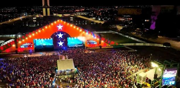 Calor, retraso, falla técnica y besar a Ganga en la ceremonia.