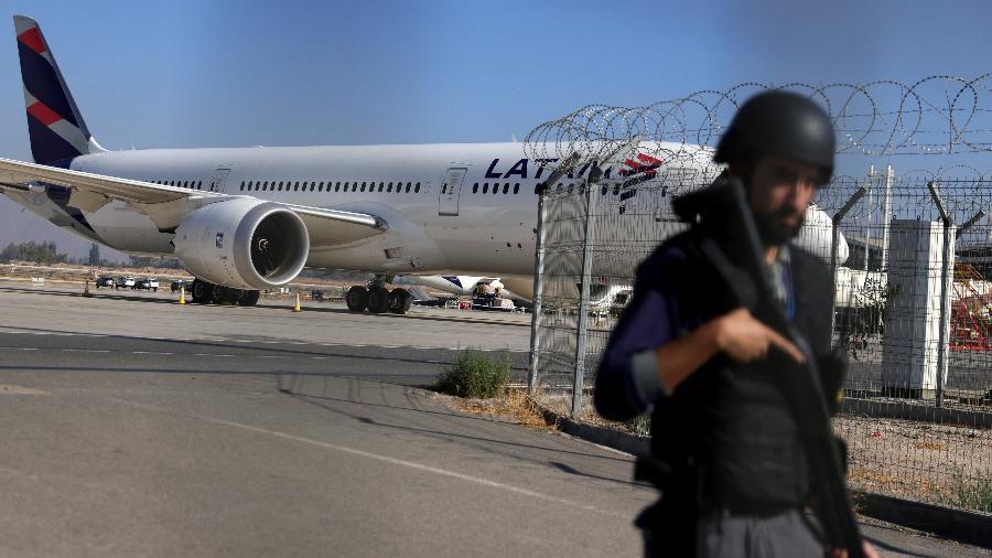 Um segurança faz a guarda do Aeroporto de Santiago depois de uma tentativa de roubo de um caminhão de valores  - Ivan Alvarado/Reuters