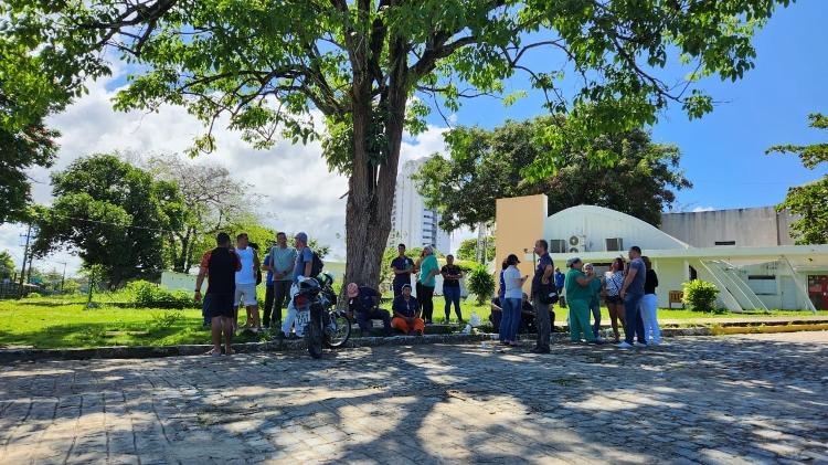 Funcionários em greve se reúnem na área externa do hospital Veredas, em Maceió