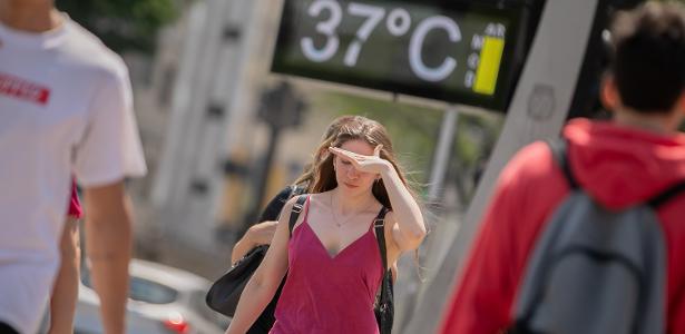 Pedestres enfrentam sol e calor em viaduto da zona sul de São Paulo