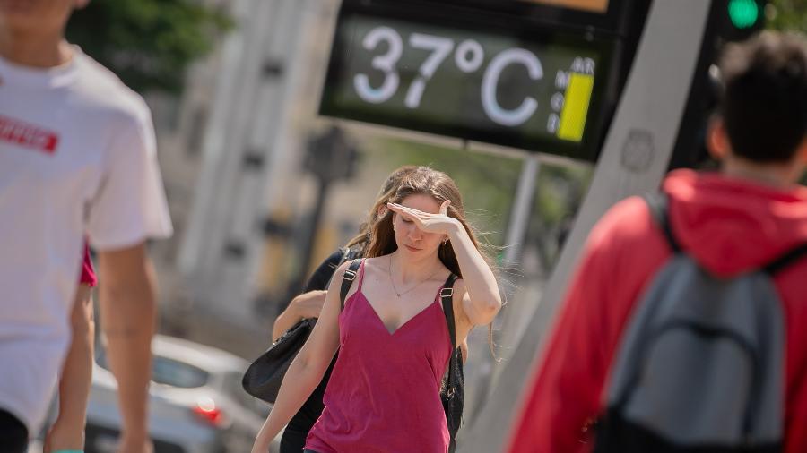 22.set.2023 - Pedestres enfrentam sol e calor em viaduto da zona sul de São Paulo