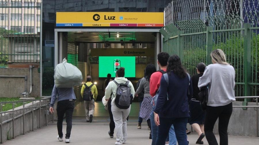 Passageiros entram na Estação da Luz em dia de greve; duas linhas da CPTM operam parcialmente até o local, assim como a linha 4-Amarela, privatizada