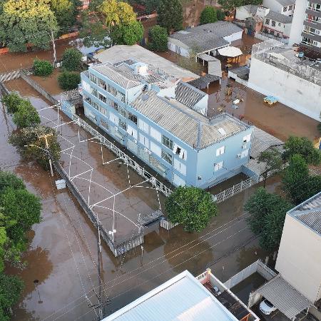  Vista aérea de Porto Alegre, onde ruas permanecem alagadas nesta terça-feira (7)