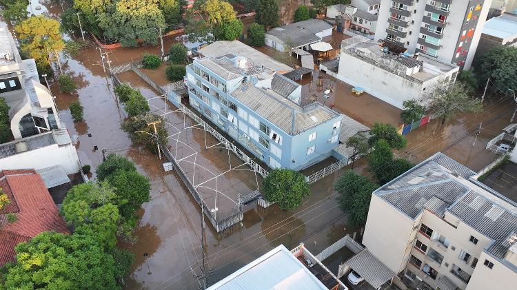  Vista aérea de Porto Alegre, onde ruas permanecem alagadas nesta terça-feira (7)
