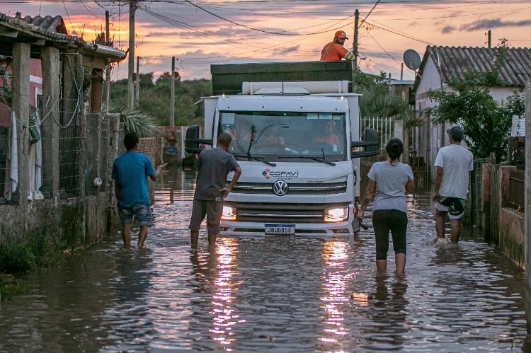 Moradores de algumas regiões de Pelotas estão água na altura da canela