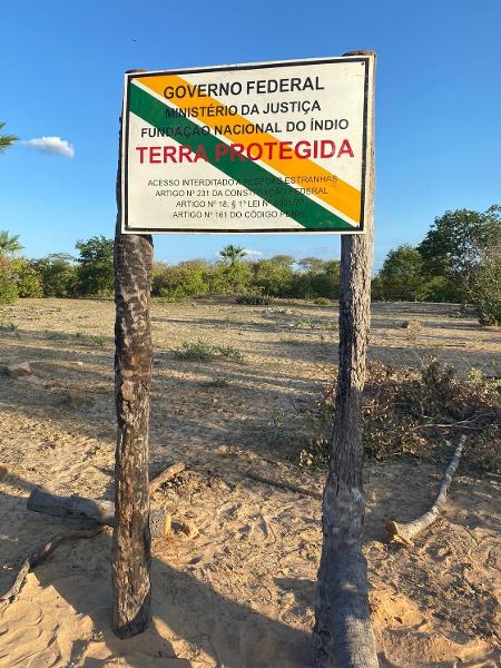 Placa indica que terras da aldeia Cajueiro, em Poranga (CE), estão interditadas para fins de demarcação