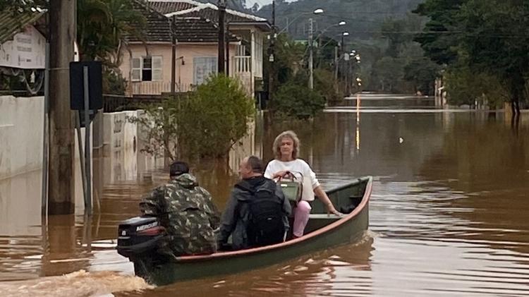 Voluntários com barcos fazem resgate de moradores ilhados em São Sebastião do Caí (RS)