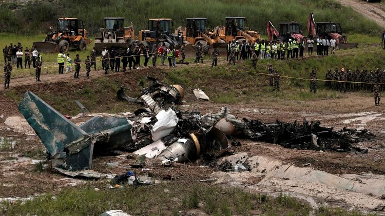 Um avião regional de passageiros pertencente à Saurya Airlines, do Nepal, caiu e pegou fogo ao decolar da Katmandu, deixando 18 mortos