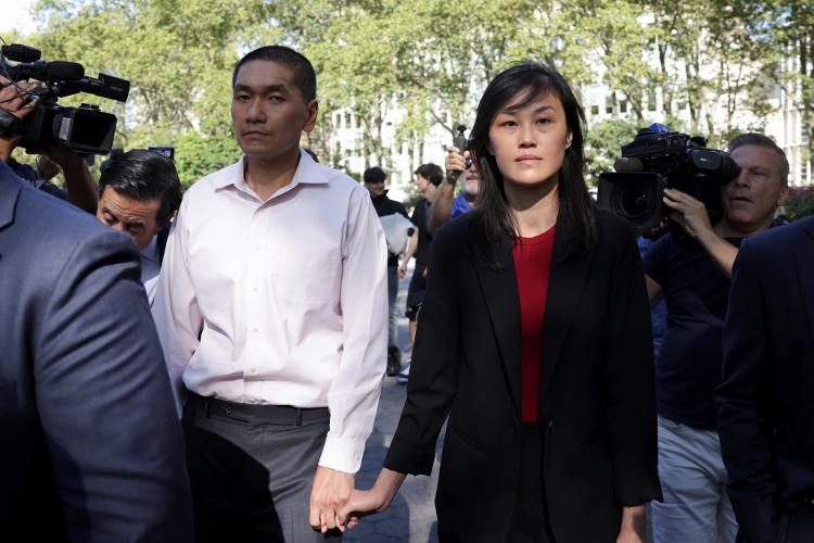 03.set.24 - Linda Sun e seu marido Chris Hu deixam tribunal em Brooklyn após pagamento da fiança