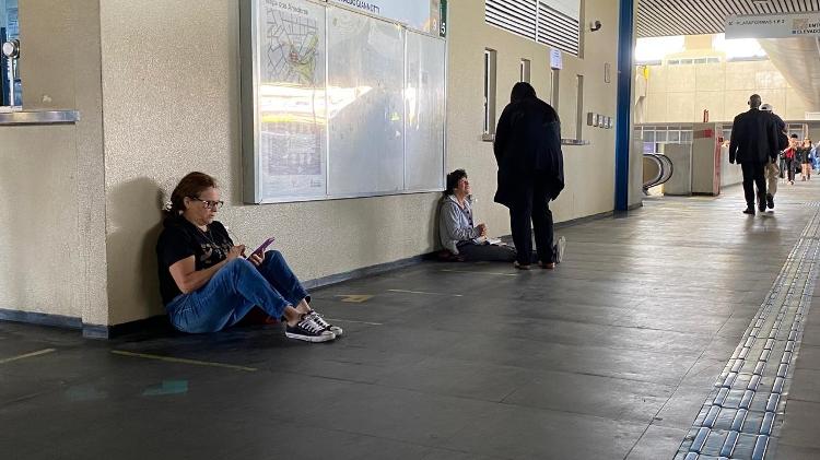 De camiseta preta, Jandira Chagas, 55, pegou internet do vizinho que estava usando bateria do carro