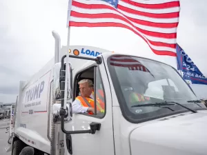 Trump anda em caminhão de lixo após Biden falar de apoiadores: 'Homenagem'