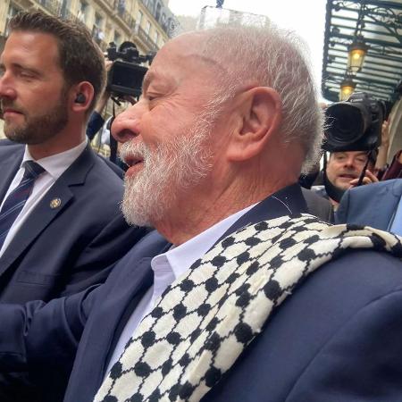 Lula recebeu lenço para representar seu apoio à causa palestina na França Lula recebeu lenço para representar seu apoio à causa palestina na França