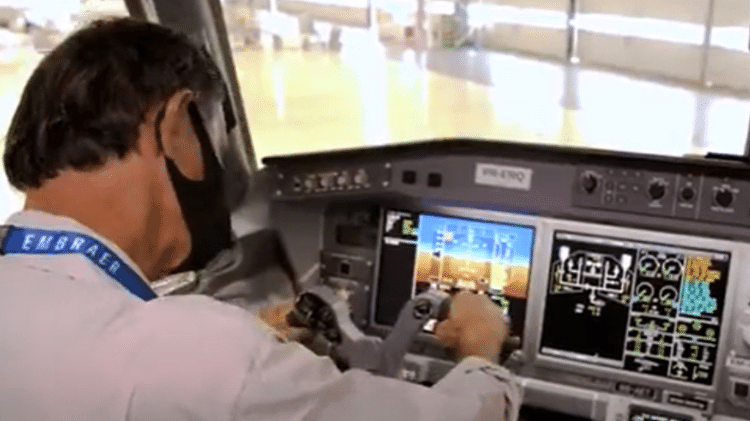 Gerardo Araújo na cabine de um Phenom 100 de verdade, durante visita à Embraer, no interior de São Paulo