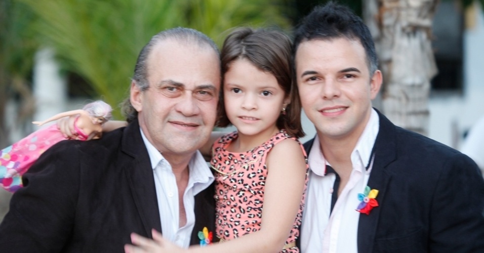 27.jun.2015 - Casal posa para foto antes do seu casamento em Estoril, em Fortaleza (CE), no 2º Casamento Coletivo Civil Homoafetivo, neste sábado (27). A cerimônia foi realizada pela juíza Toia Vasconcelos