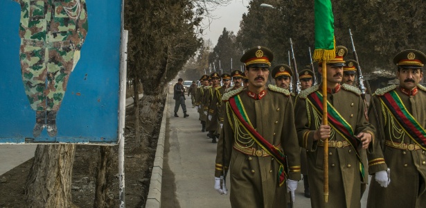 Membros da Guarda de Honra do exército afegão voltam de funeral de companheiros realizado hospital militar, em Cabul - Mauricio Lima/The New York Times