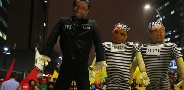 Manifestantes protestam com bonecos de políticos rivais - Márcio Neves/UOL