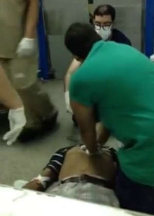 Homem que teve parada cardíaca recebe massagem cardíaca no chão do Hospital Geral do Estado de Maceió (AL) - Reprodução Facebook