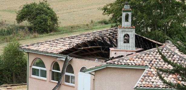 23.ago.2015 - Mesquita em Auch, na região de Toulouse, ficou destruída após incêndio - AFP