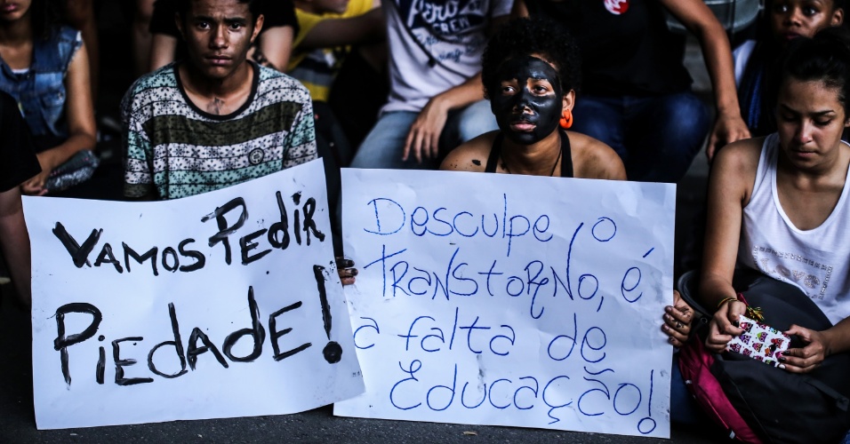 11.nov.2015 - Alunos decidem manter ocupação. Manifestantes que apoiam o protesto fizeram sarau em frente à escola estadual Fernão Dias, no bairro de Pinheiros, zona oeste de São Paulo