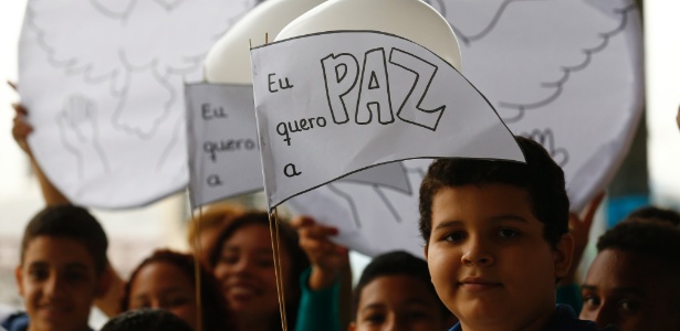 17.ago.2017 - Alunos de escolas municipais do Rio de Janeiro pedem paz em evento organizado pela prefeitura - Pablo Jacob/Agência O Globo