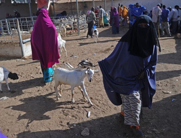 Comerciantes mulheres em mercado de Garowe, no Estado de Puntland, Somália - Mohamed Abdiwahab/AFP