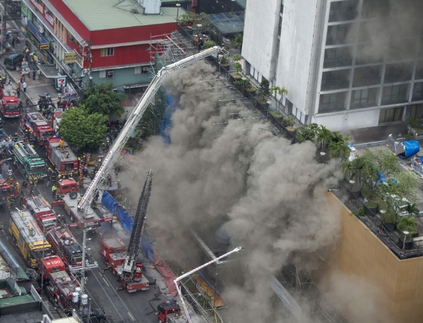 Bombeiros trabalham para conter chamas que atingem hotel em Manila, nas Filipinas - Ted Aljibe/AFP Photo