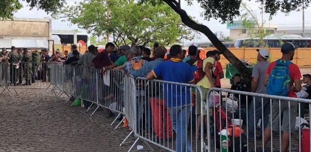 Imigrantes venezuelanos fazem fila para serem encaminhados a abrigos em Boa Vista - Divulgação/Exército Brasileiro