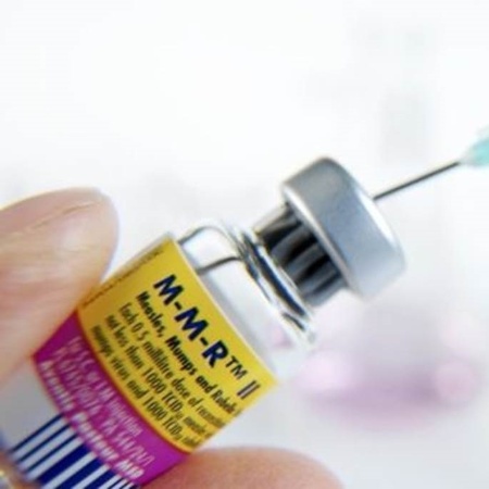 Dose de vacina tríplice viral (sarampo, caxumba e rubéola) - Science Photo Library