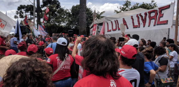 Militantes se reúnem na Vigília Lula Livre, próxima à Superintendência da PF em Curitiba