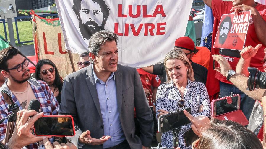 Haadad fala com militantes após visitar Lula na prisão - Eduardo Matysiak - 22.nov.2018/Futura Press/Estadão Conteúdo