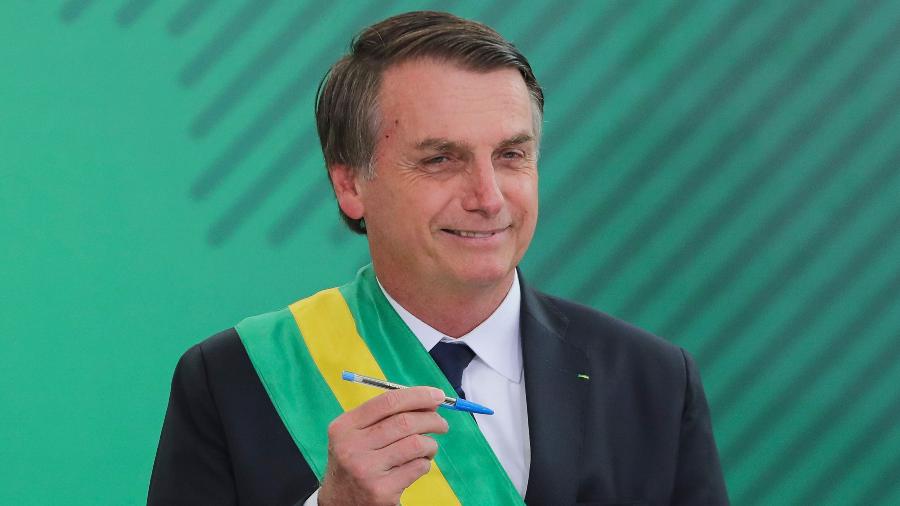1.jan.2019 - O presidente Jair Bolsonaro assina o termo de posse do cargo no Congresso Nacional - Sergio Lima/AFP