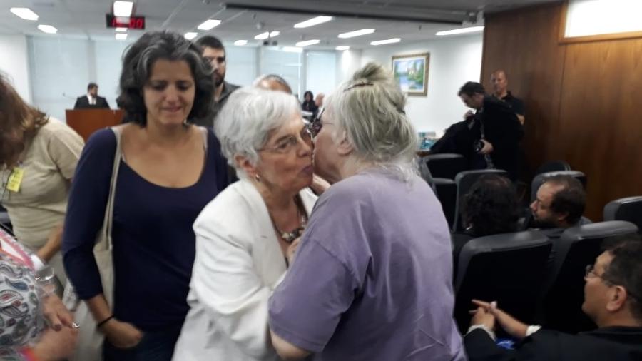 A viúva de Merlino, Ângela Mendes de Almeida, de branco, beija a irmã, Márcia, ao final do julgamento - Marcelo Oliveira/UOL