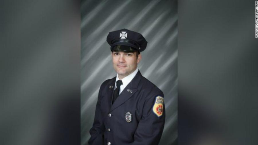 O bombeiro Jason Menard morreu após salvar colegas em incêndio - reprodução/Worcester Fire Department