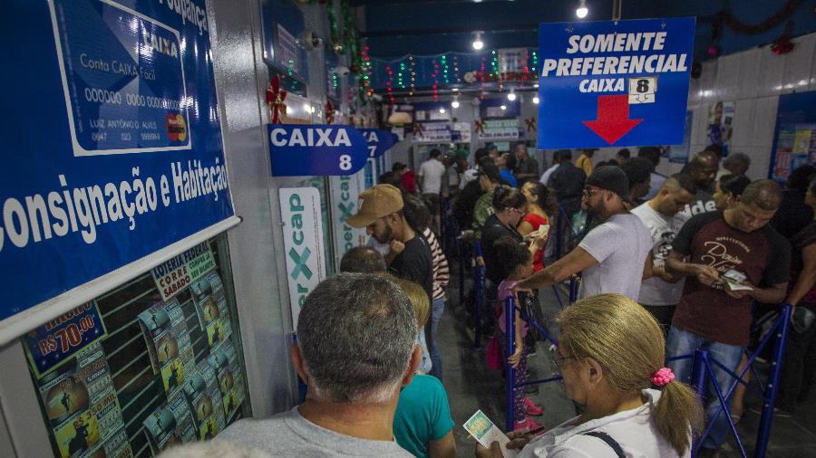 Apostadores enfrentam casas lotéricas em véspera de Mega da Virada - Jardiel Carvalho - 30.dez.2017/Folhapress